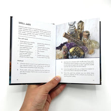 Carica l&#39;immagine nel visualizzatore di Gallery, The Little Book for Modern Witches - Kirja
