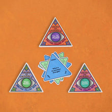 Carica l&#39;immagine nel visualizzatore di Gallery, Trust the Triangle Fortune-Telling Deck: Pocket Gal Pal Korttipakka - Astrologia, Ennustus, Hengellisyys, Henkinen voima, Korttipakat, Korttipakka, Löydä itsesi, Mystisyys, Noita, Noituus, Tarot, Tarot-kortit - Paperinoita
